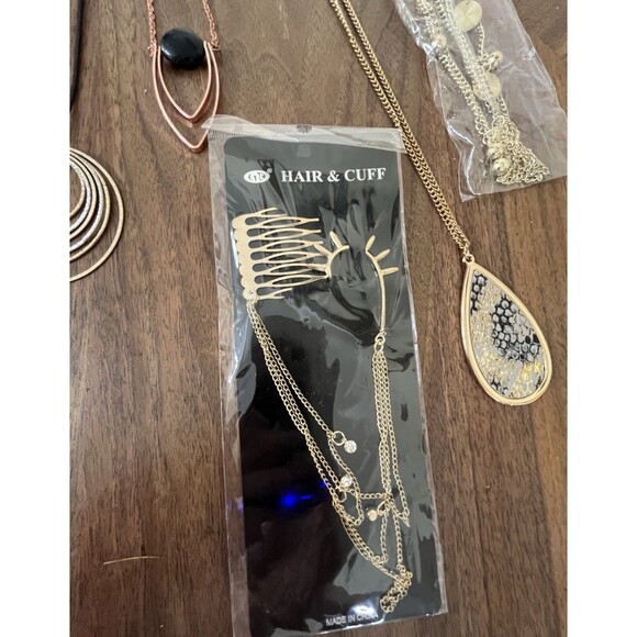 Lot of 10 Gold-Tone Necklaces – Mixed Styles – Costume Jewelry New & Preowned - Picture 8 of 12